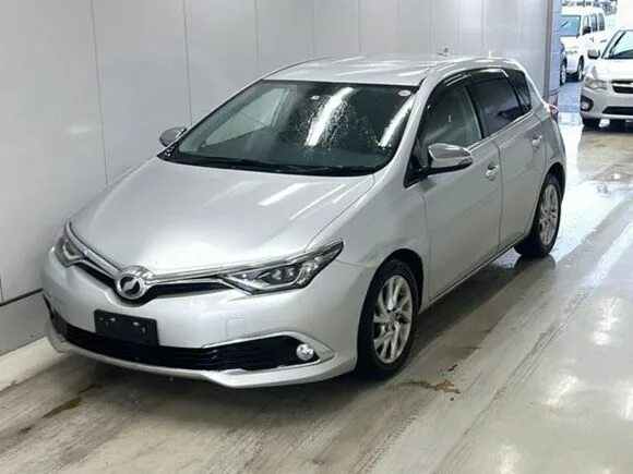 Renault megane hybrid. Тойота аурис 2016. Тойота аурис серая. Toyota auris 2016 hybrid. Тойота аурис универсал 2016.