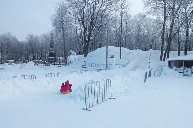 Горка верхние доманичи смоленск. Зимняя горка. Горка смоленск королевка. Смоленская горка. Парк звезд смоленск база.
