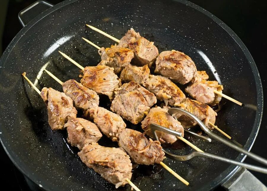 Шашлык домашний рецепт классический. Шашлык на сковороде. мясо на шпажках. шашлык на шпажках. жареное мясо на шпажках.