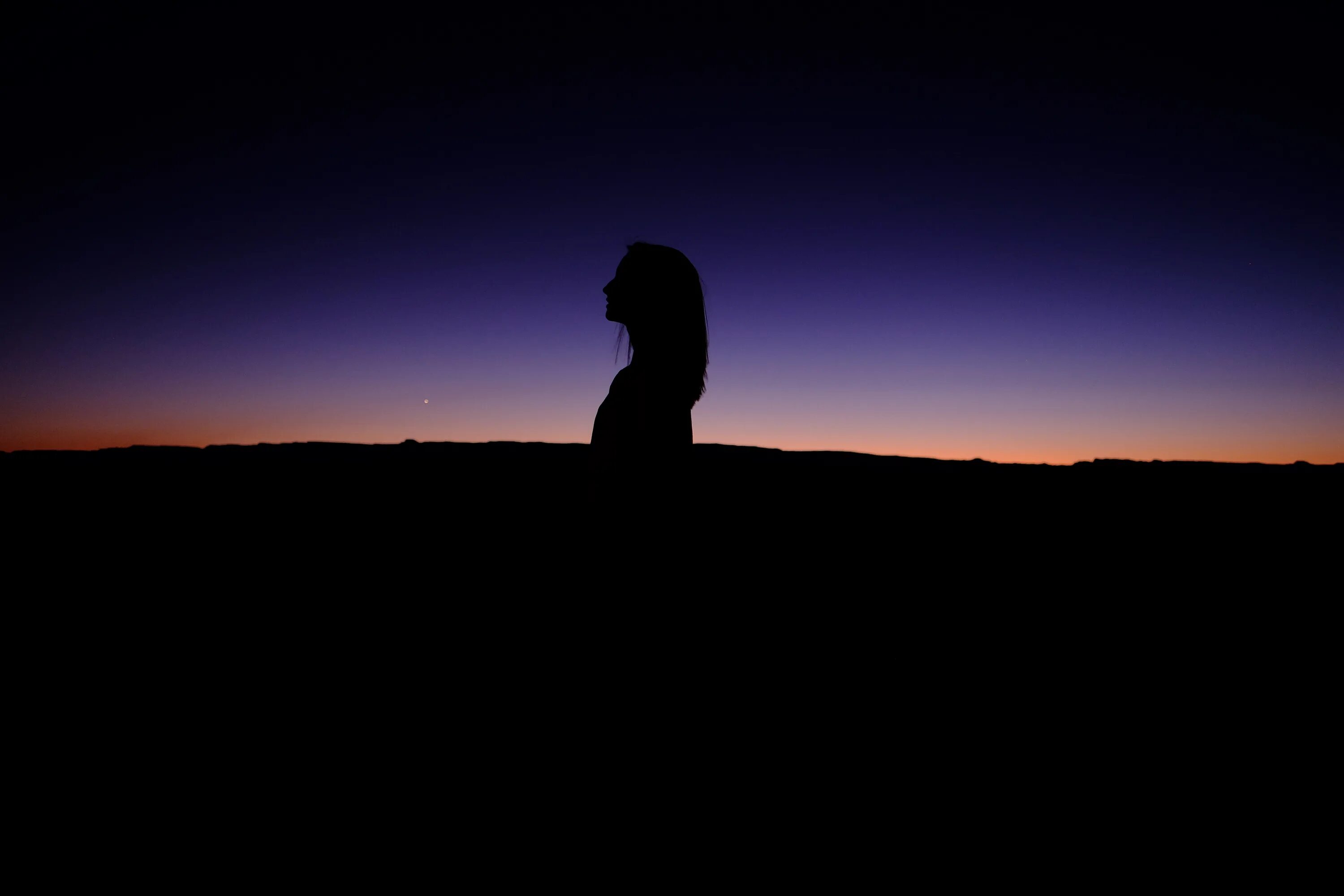 Черный силуэт девочки. Мерещится силуэт. Мерещится силуэт. Мерещится силуэт. Силуэты влюбленных.