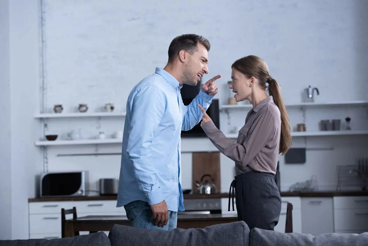 Женщина в доме с молодым. Муж уходит из семьи. Бытовая ссора. Живу с парнем выгоняет. Жена и дети.