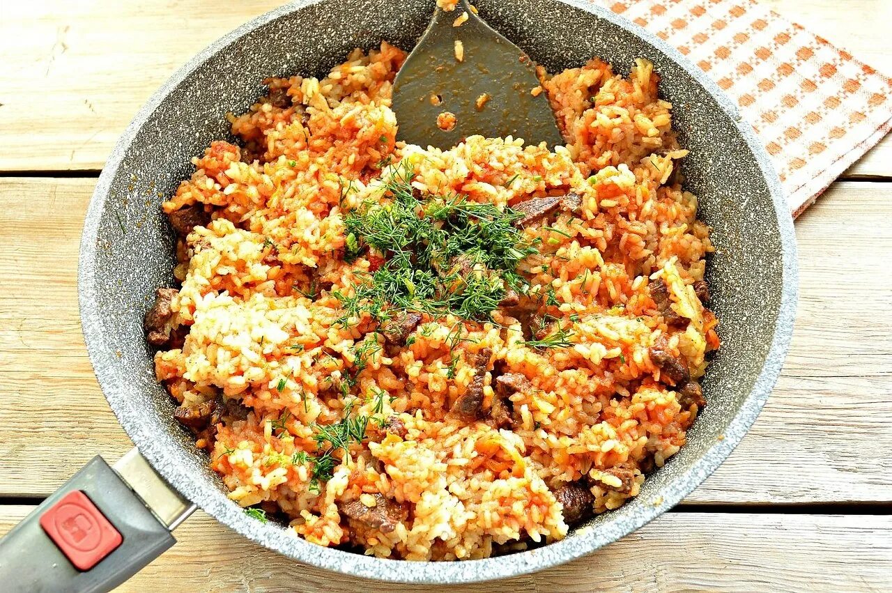 Как сварить рис с мясом. Рис с мясом на сковороде. рис на сковороде. рис с говядиной. говядина с рисом на сковороде.