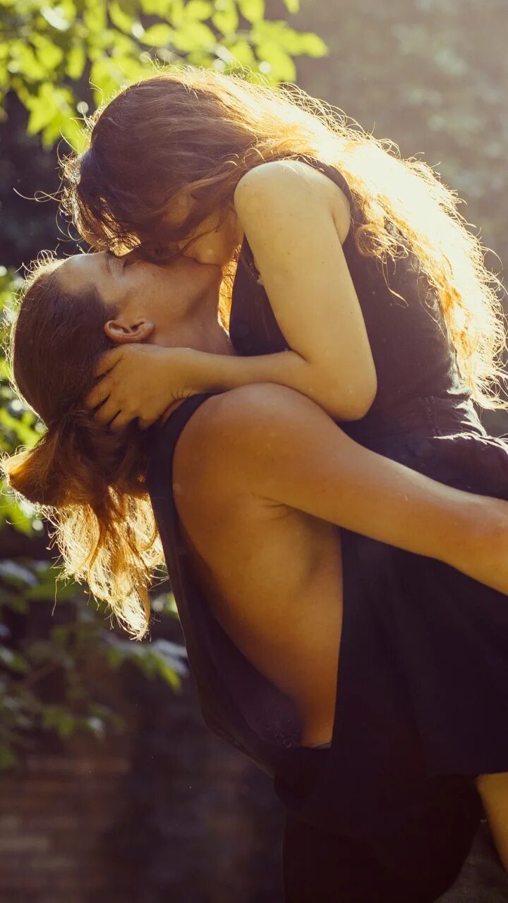 Фото поцелуя девушки с девушкой. Объятия влюбленных. Объятия с девушкой. Красивый поцелуй девушек. Объятия и поцелуи.