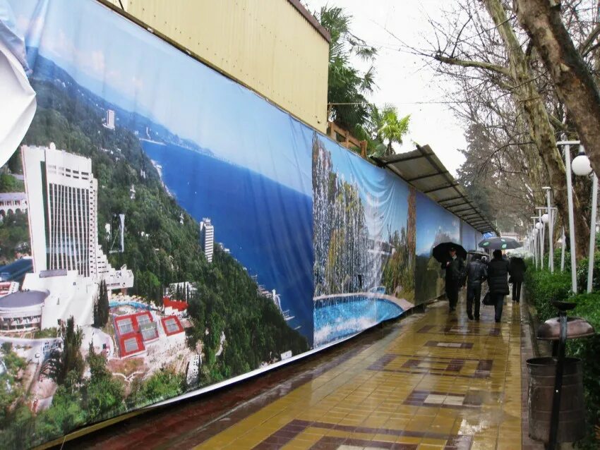 Сочи баннер. Печать на баннерной сетке. Рекламные баннеры в сочи. Билборд у аэропорта сочи. Баннеры сочи.