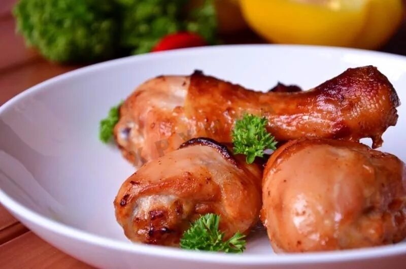 Куриные ножки на сковороде в соевом соусе. Куриные бёдрышки в горчично-медовом соусе. куриные ножки в соевом соусе. курица в медово-горчичном соусе. голень куриная в медово горчичном соусе в духовке.