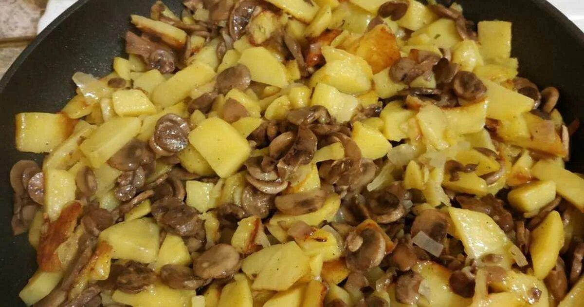 Жареная картошка с грибами подосиновиками на сковороде. Жареная картошка с грибами подосиновиками на сковороде. Жареная картошка с грибами. Жареная картошка с грибами на сковороде. Жареная картошка с шампиньонами и луком.