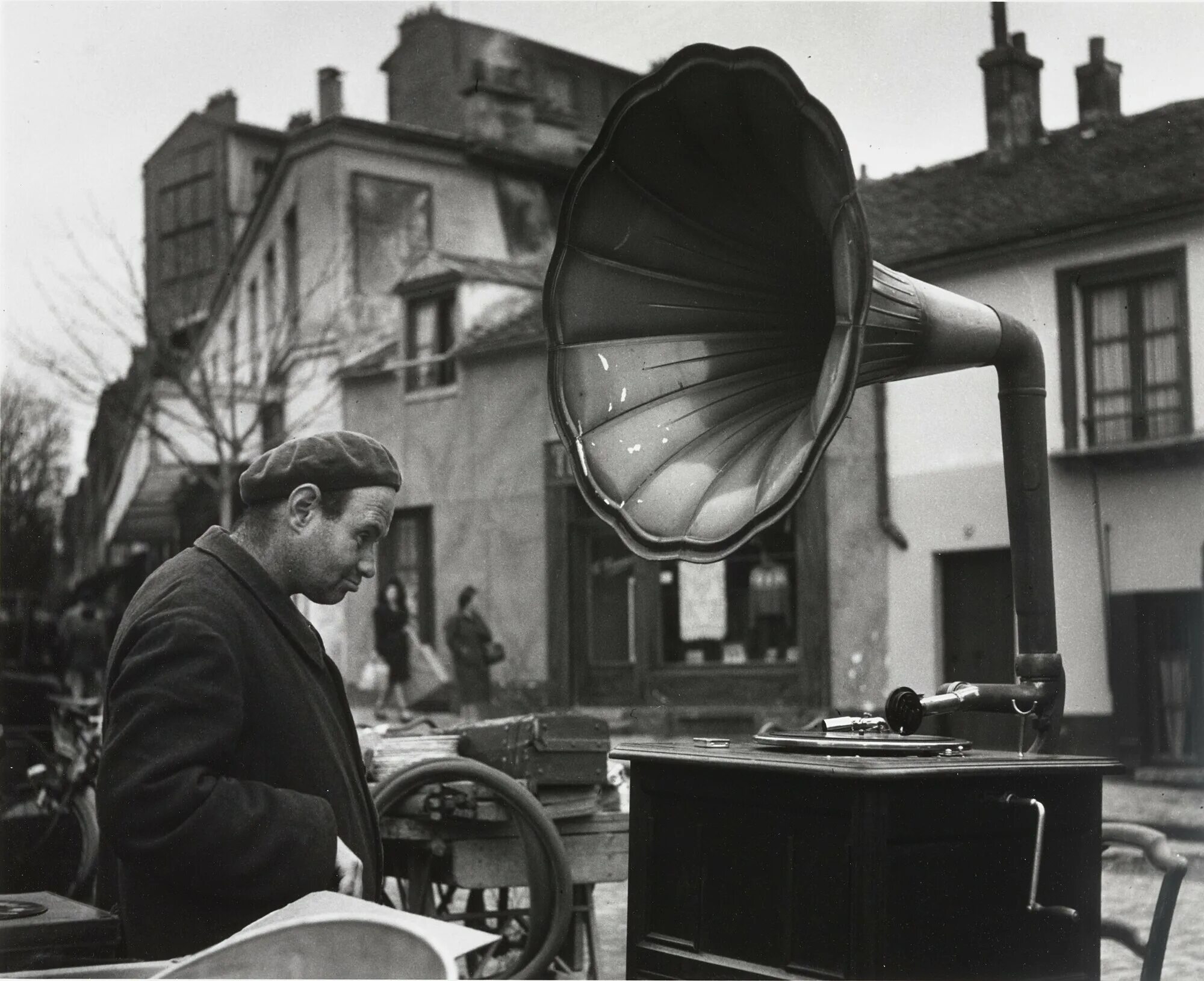 Робер Дуано. Robert Doisneau фотограф. Робер Дуано Мороженщица. Реклама патефона