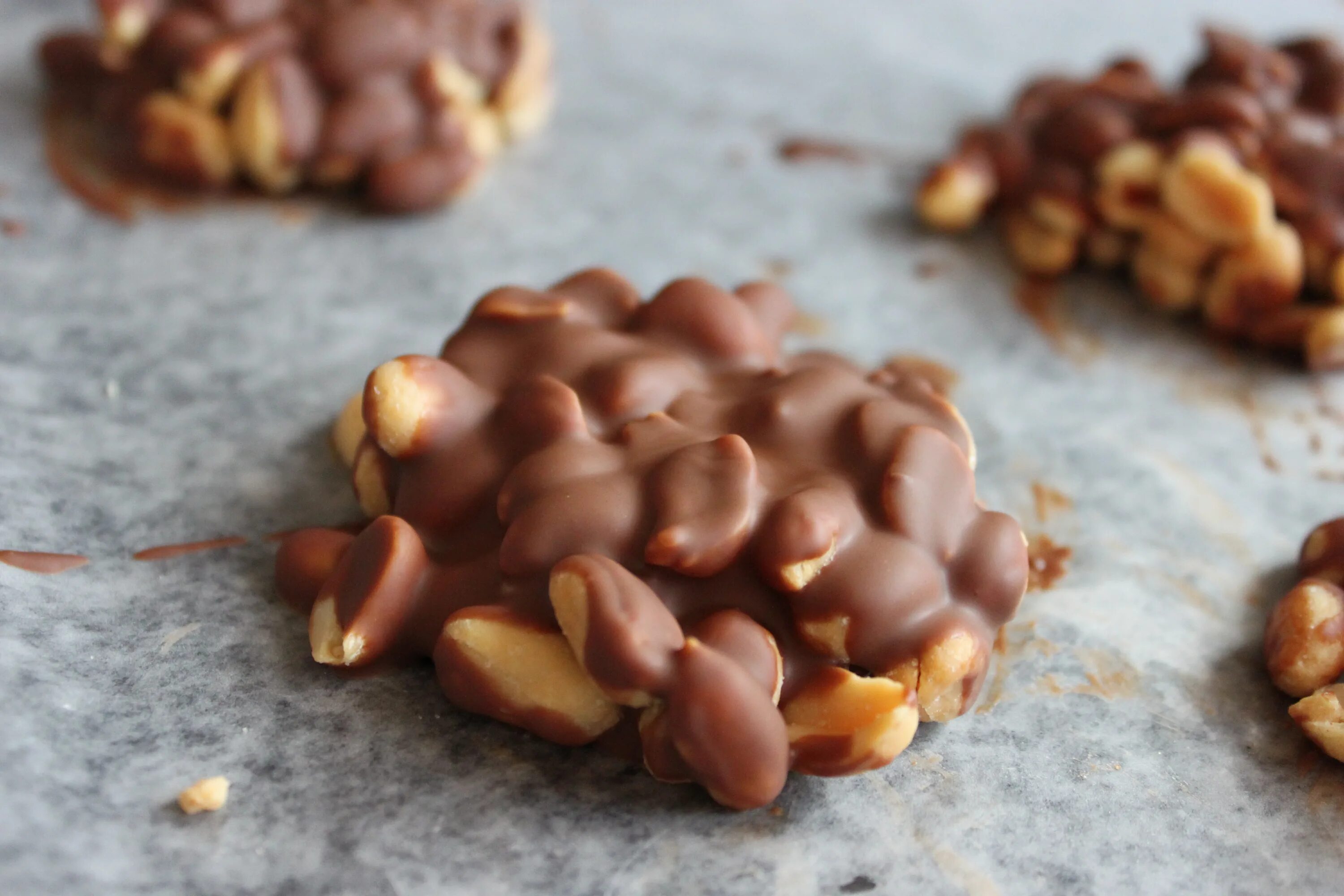 Арахис в шоколаде. Открытки день арахиса в шоколаде. National Peanut Cluster Day.