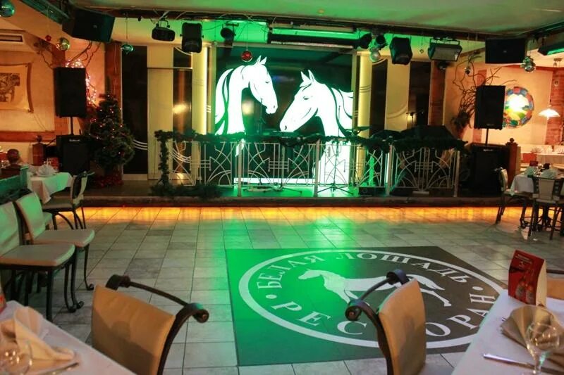 Кафе веранда брянск. Кафе лошадь. Кафе с лошадьми. Кафе белая лошадь брянск. Лошадь в ресторане.