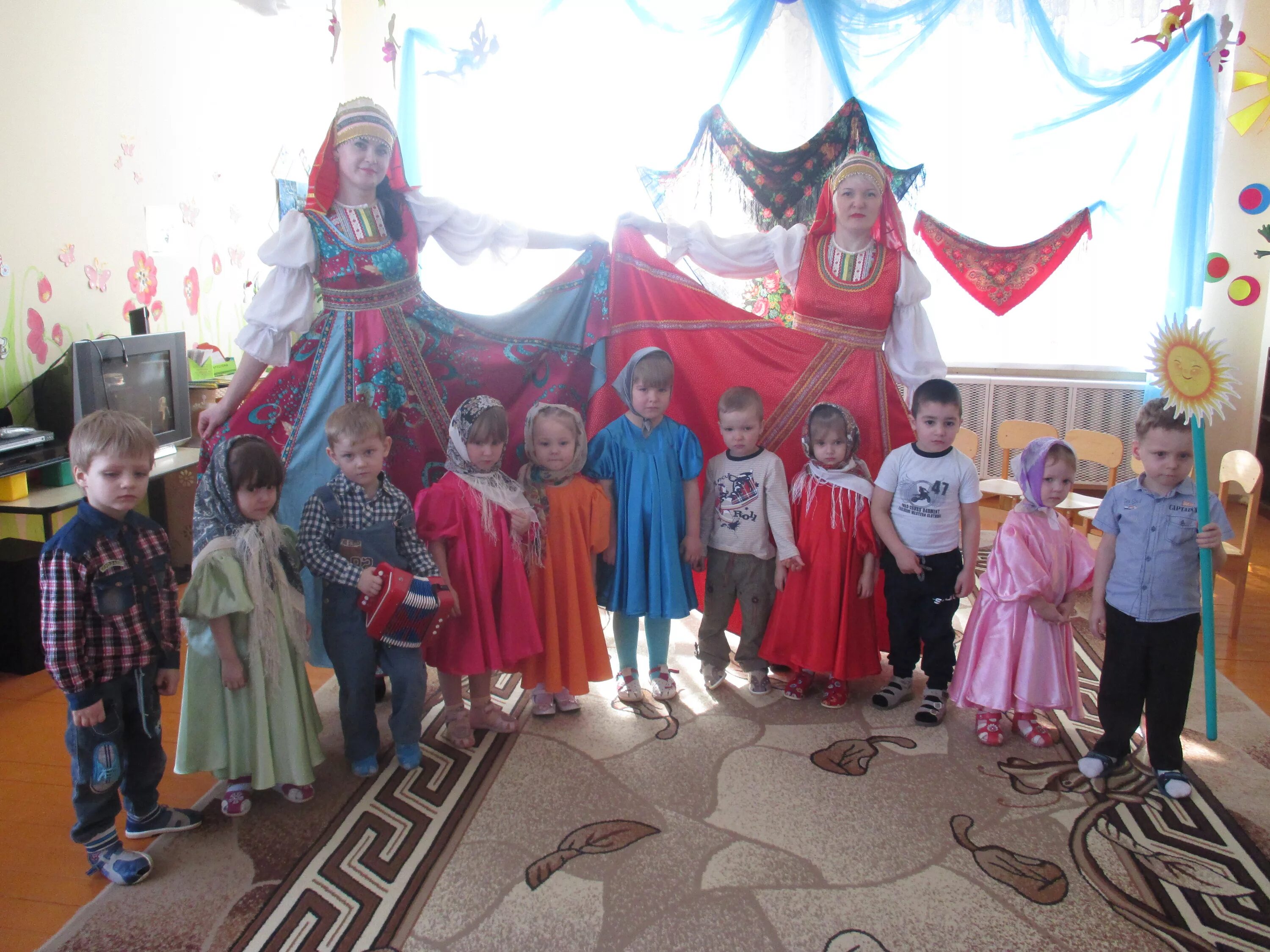 Рисование масленица младшая группа. Масленица в детском саду в группе. Масленица для детей младшей группы. Масленица в садике младшая группа. Масленица в младшей группе в детском саду.