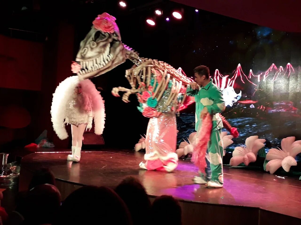 Лунозавр спектакль спб. Олимпия лунозавр. дворец олимпия лунозавр. дворец олимпия шоу лунозавра. тайна лунозавра.