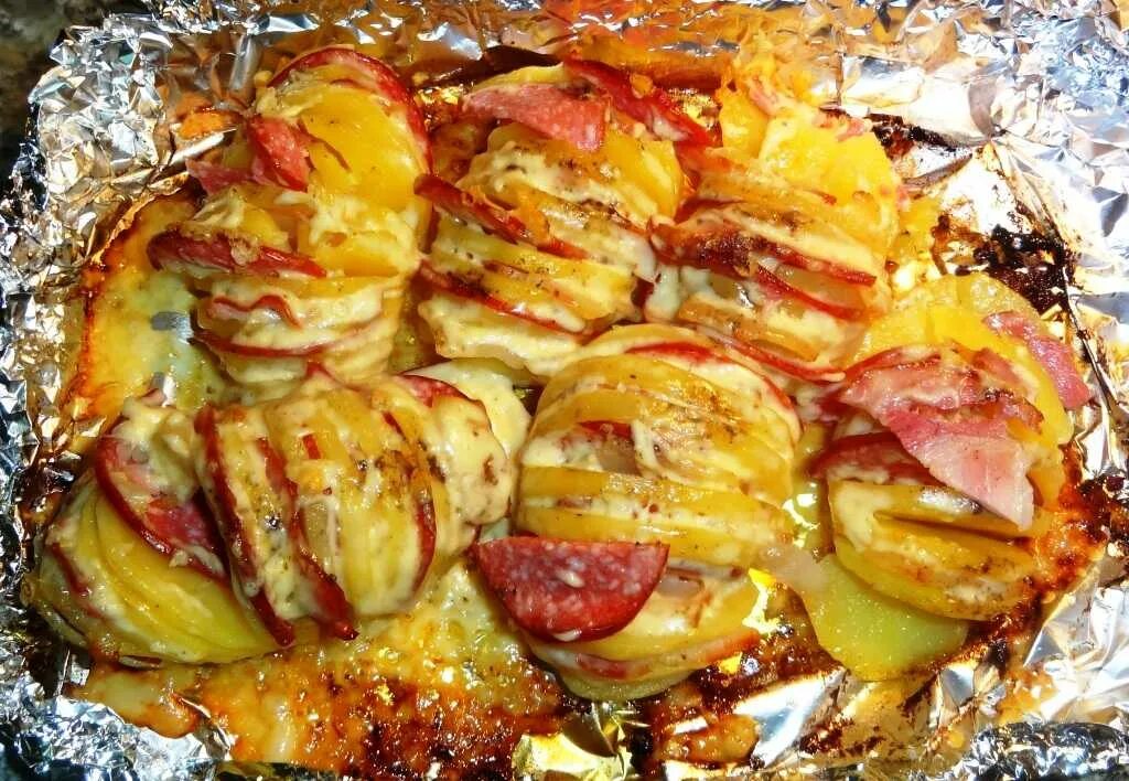 Сколько запекается картошка в духовке в фольге. Картофель запечённый с беконом в фольге в духовке. картошка с беконом в фольге в духовке. картошка в фольге с сыром. картошка запеченная с беконом в фольге.