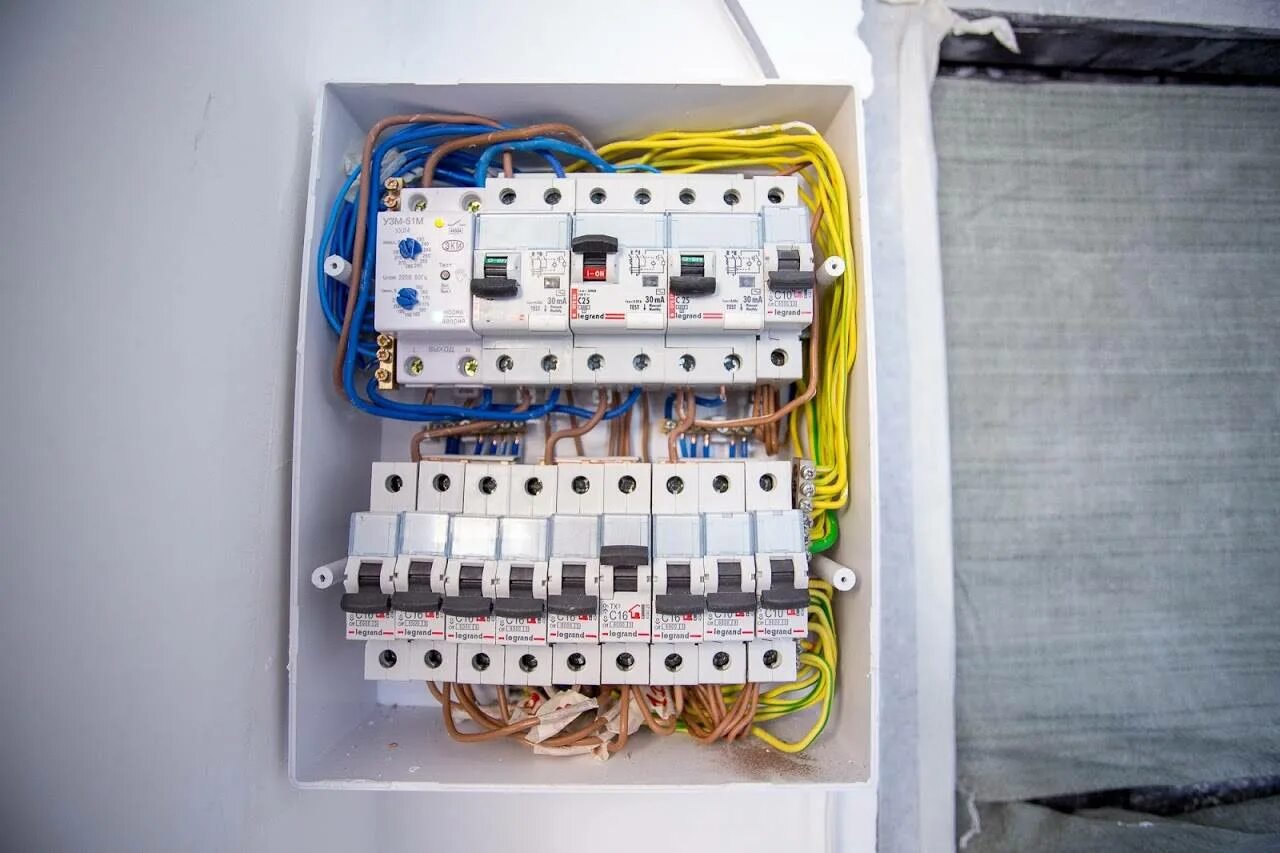 Сборка щита электрического 220 вольт. Расключение электрического щитка. Электрощит 220в. Монтаж электрощита в частном доме 220в.