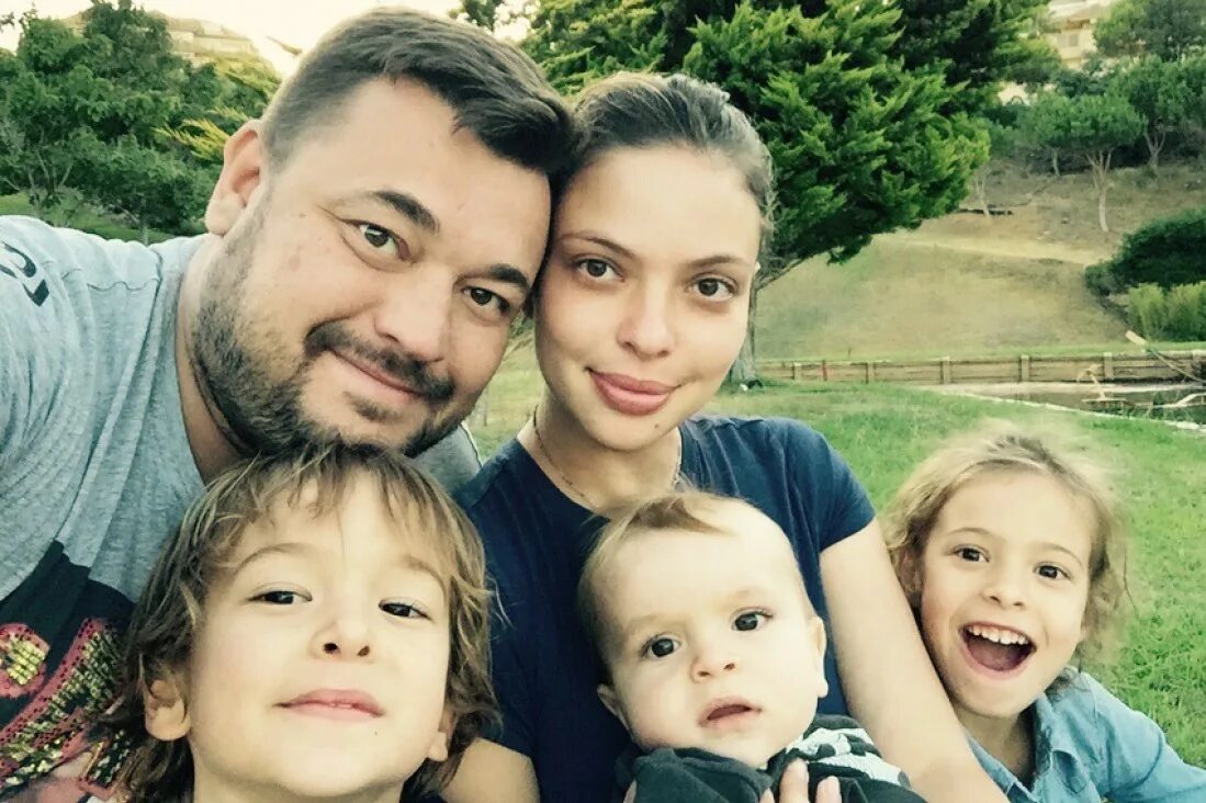 Жена жукова сергея руки вверх. Дети сергея жукова руки вверх. Семья жукова сергея руки вверх. Семья жукова сергея руки вверх. Старший сын сергея жукова руки вверх.