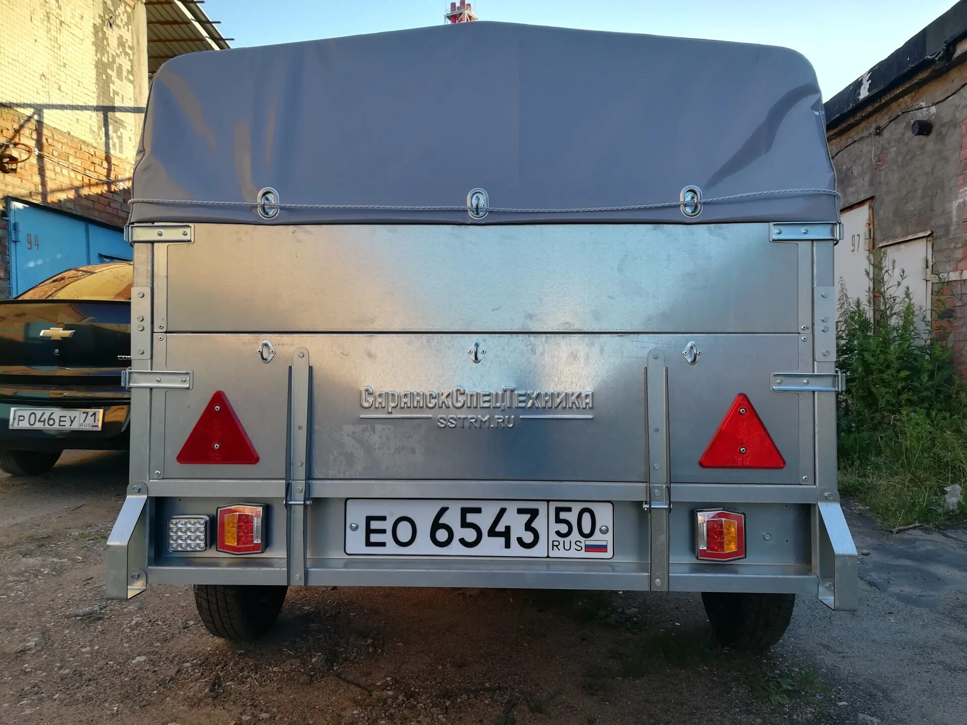 Номер на прицепе легкового автомобиля. Прицеп спутник 850701 характеристики. Прицеп гос номер вр3193. Прицеп сст запасное колесо. Фонарь заднего хода на прицеп крепыш 2,5.