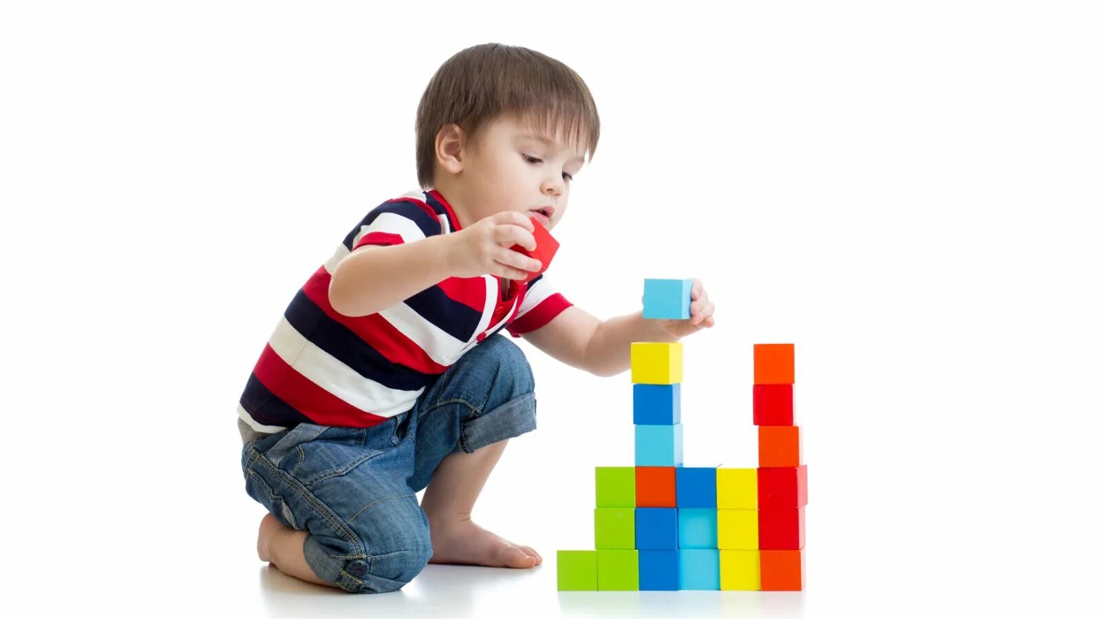 Мальчик играет на полу. Мальчик играющий в кубики. Дети играют в кубики. Дети играют на полу.