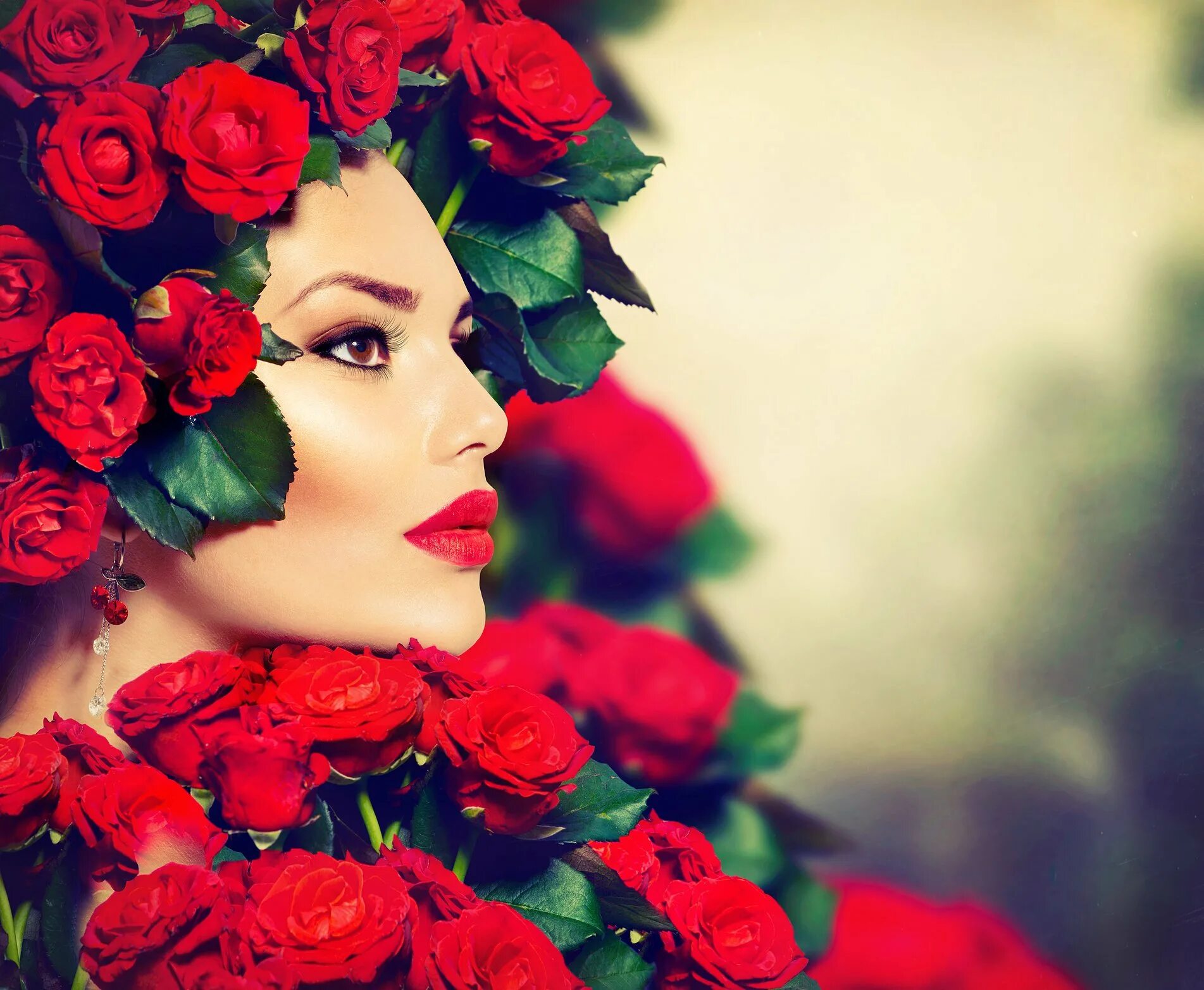 Лицо девушки в цветах. Девушка с розой. Девушка с красными розами. Девушка с цветами. Украшенная дама