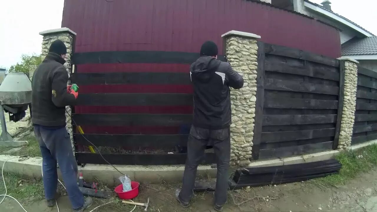 Как делают заборы видео