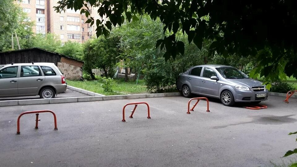 Гудеть двором. Парковка во дворе. Парковочное место во дворе. Огородить парковочное место во дворе. Стояночное место для машины.