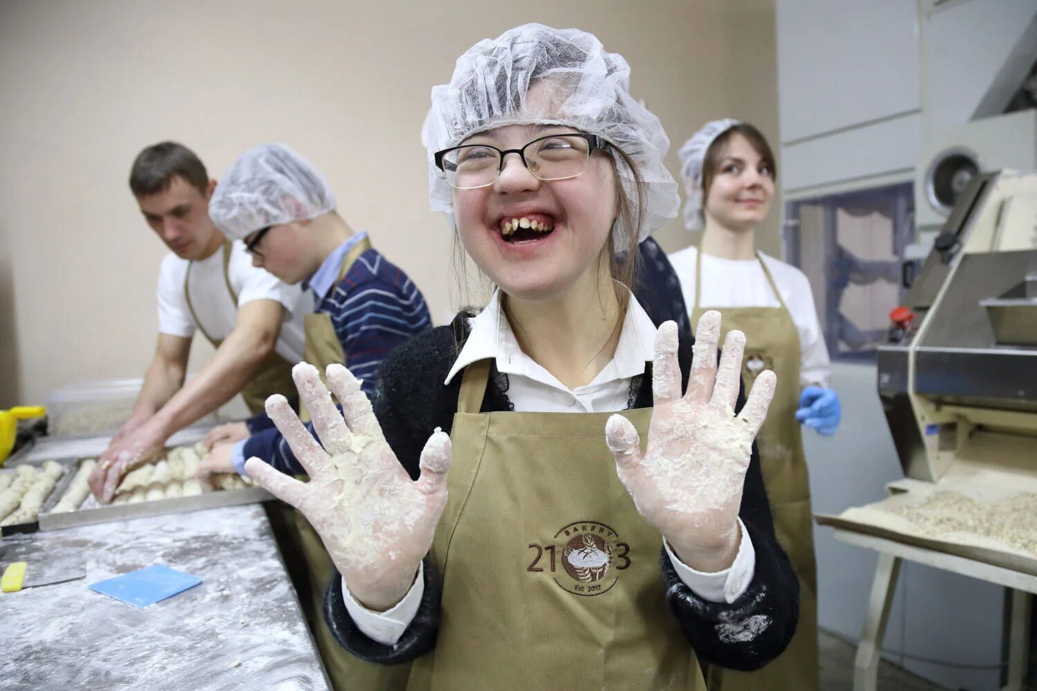 Дауны на первом. Дауны профессии. Работа для Дауна. Повар с синдромом Дауна. Ученые дауны.