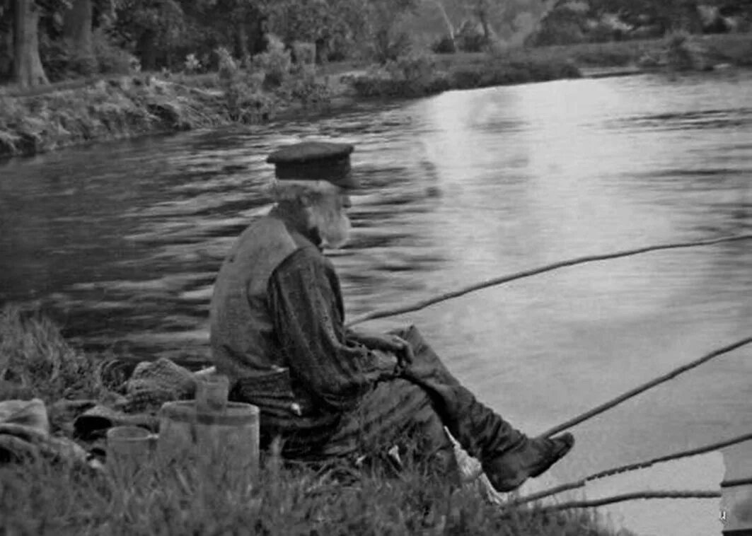 Ловит 19. Рыболовство в старину. Рыбак на берегу. Старик на рыбалке. Старинный Рыбак.