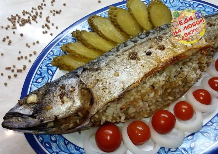 Скумбрия с рисом и овощами. Рыба фаршированная скумбрия. фаршированная скумбрия в духовке. рыба фаршированная целиком. скумбрия с гарниром в духовке.