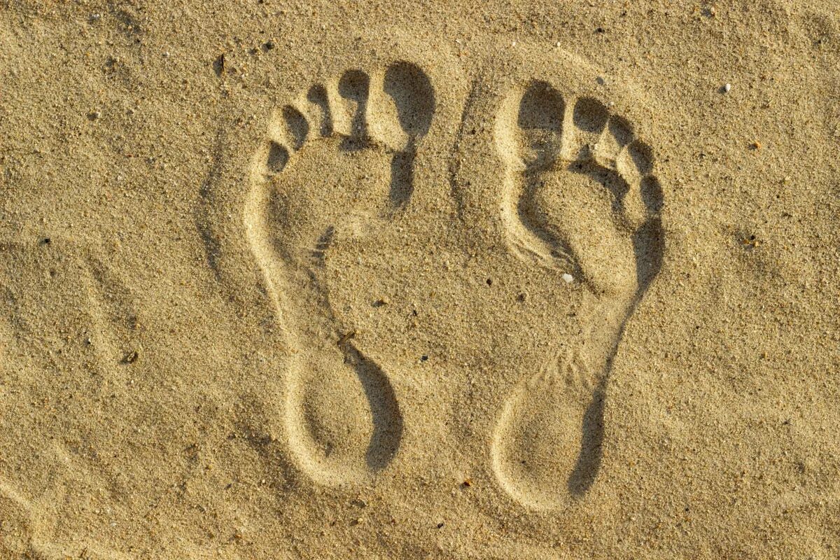 Следы в виде воды. Отпечаток стопы на песке. Следы на песке. Отпечаток ноги на земле. Следы человека криминалистика.