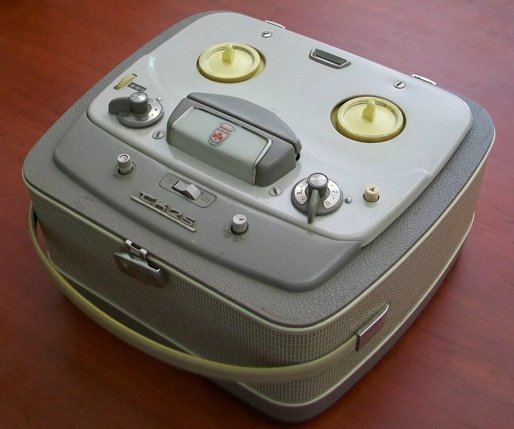 Грюндик эмблема. Dvd-плеер grundig gdv 200. Grundig t 1000. Грюндик r210. Кофеварка grundig km 4260.