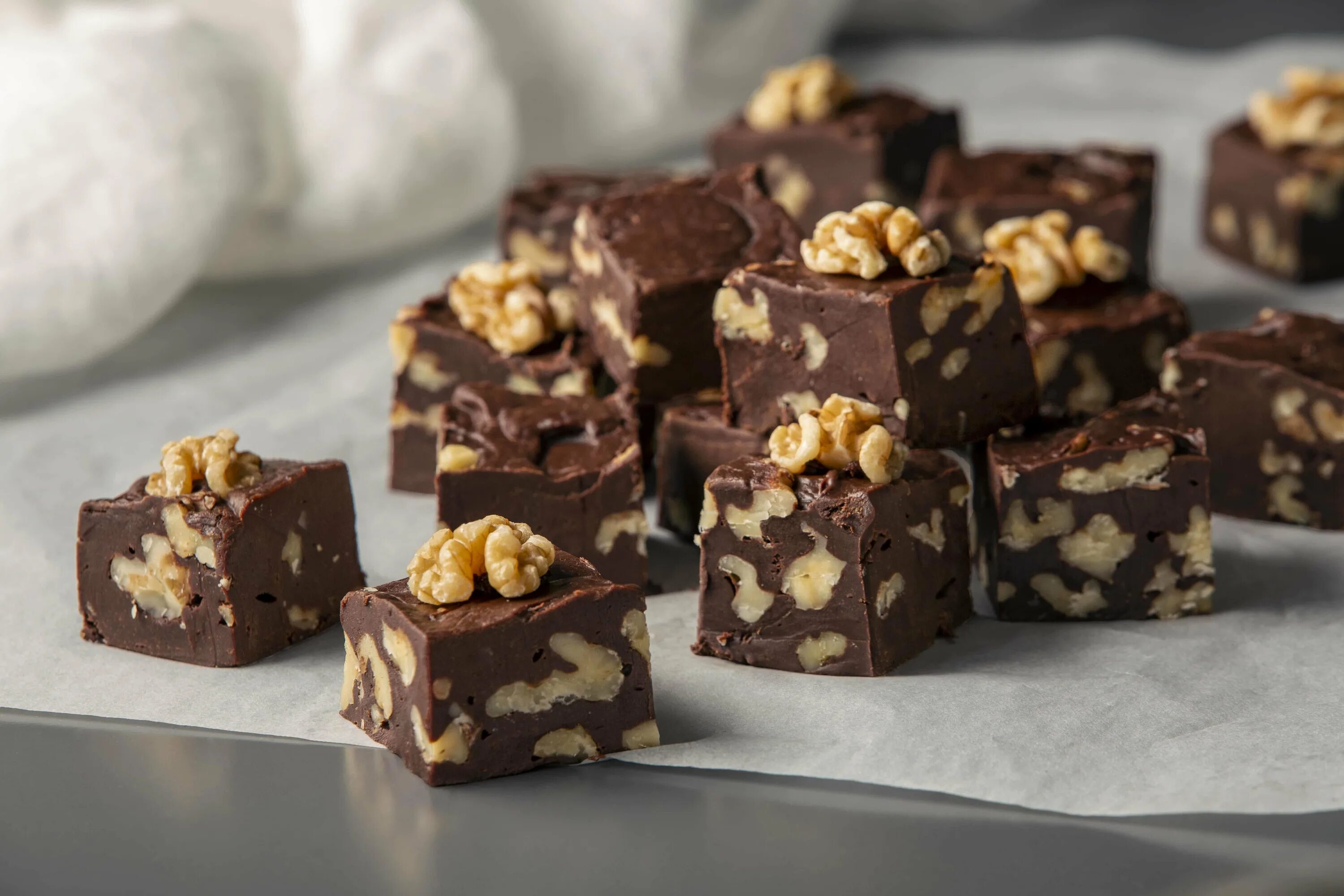 белый шоколад с орехами. шоколад с орехами. фундук в шоколаде конфеты. шоколад мокко 25 гр. конфеты шоколадные с орешками.