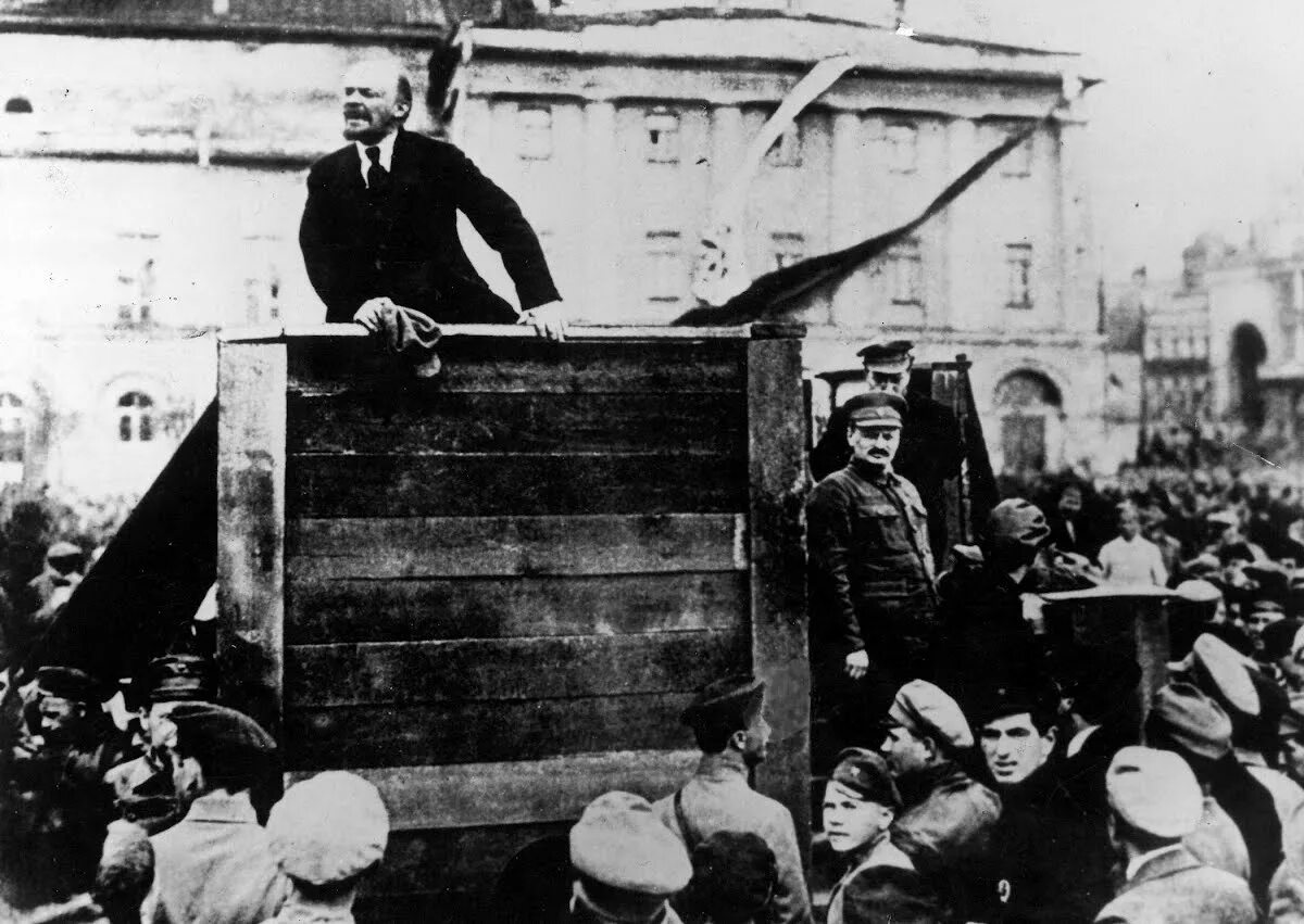 Ленин 1917. Ленин Октябрьская революция 1917.