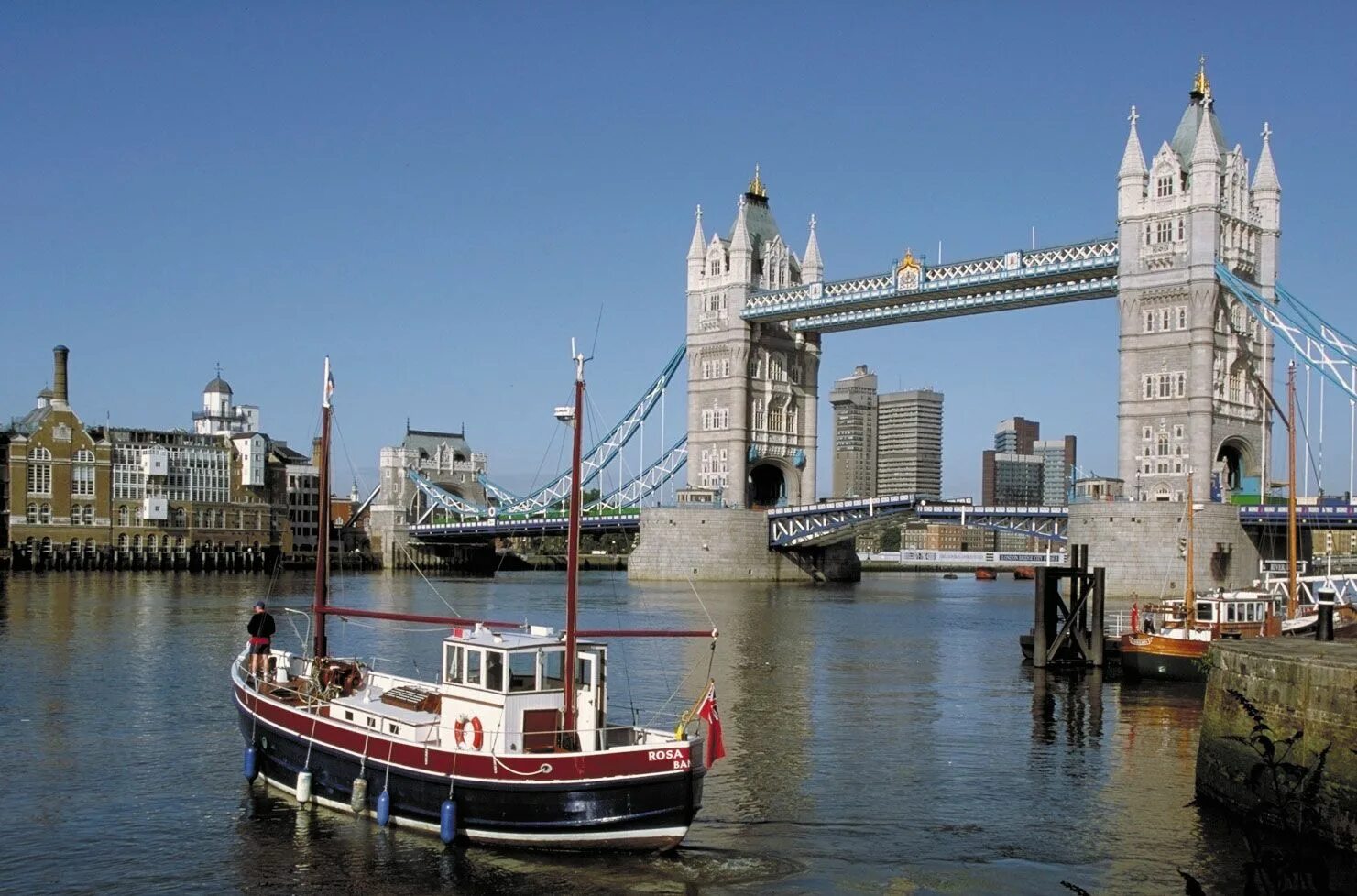 In 1698 a number of londoners. Темза Англия. Темза порт. Река Темза. Лондон мост Тауэр лодки.