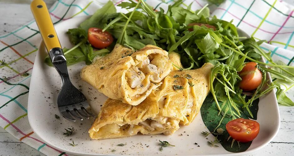 Омлет с курицей и овощами. Омлет с куриной грудкой. яичница с куриной грудкой. омлет с куриной грудкой и овощами. куриная грудка, омлет и овощи.