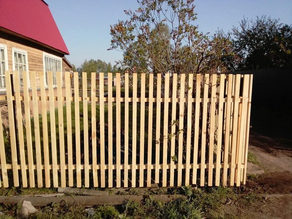 Забор из штакетника деревянного. Забор штакетник деревянный. Ограждение из штакетника деревянного. Забор из деревянногоштакета. Сколько стоит метр деревянного забора