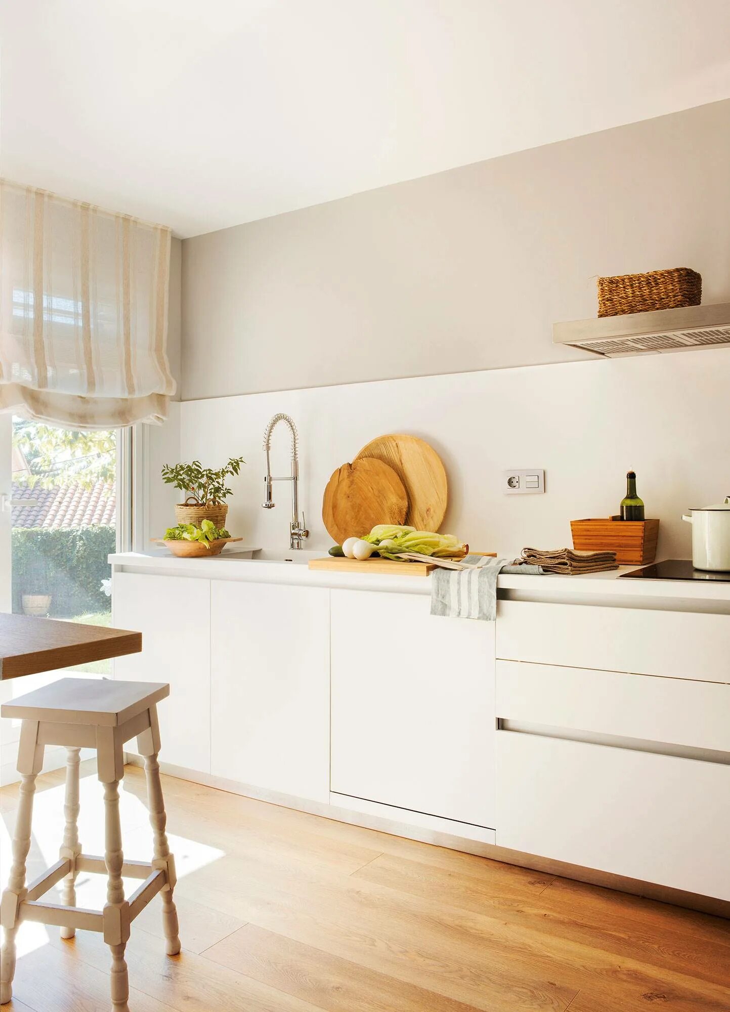 Кухонный гарнитур ikea без верхних шкафов. Угловая кухня без верхних шкафов. Кухонный гарнитур ikea без верхних шкафов. Сканди кухня угловая белая без верхних шкафов. Кухонные гарнитуры без верхних шкафов.