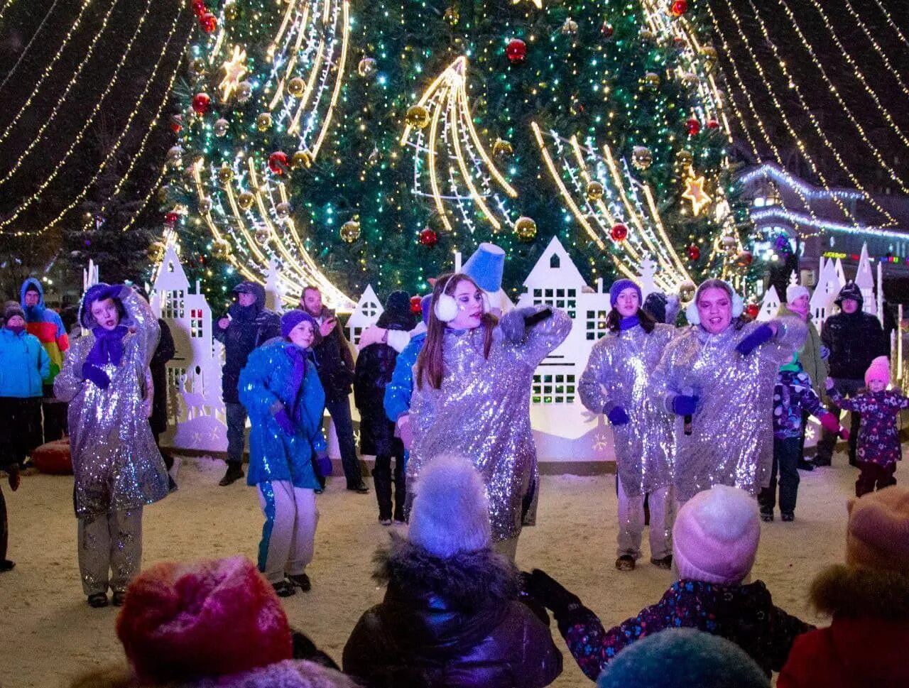 Елки в дмитрове для детей. Елка в дмитрове. Елка в дмитрове 2022 на площади. Фото елки в дмитрове в 1998. Дмитров елка на площади 2021.