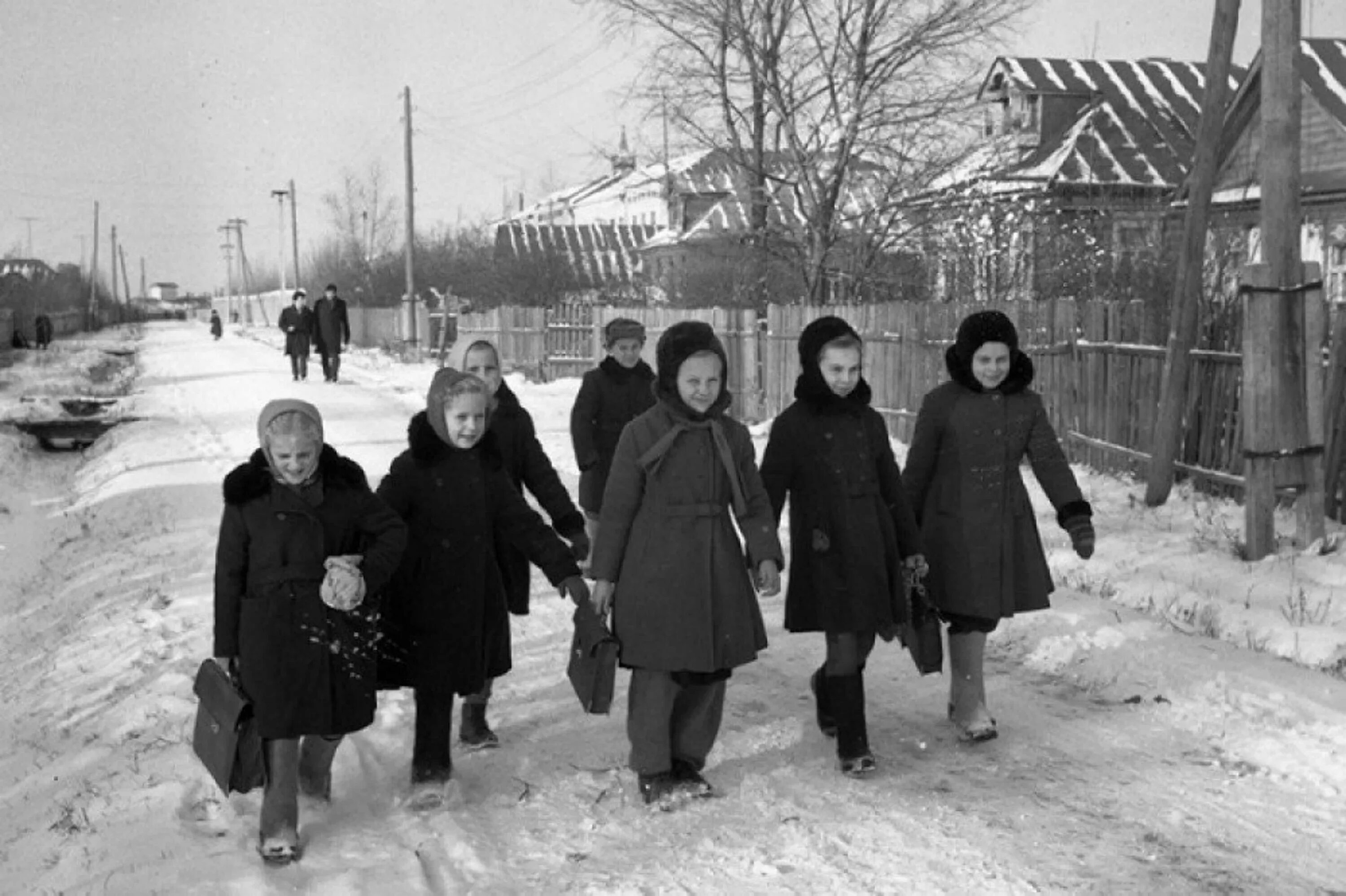 Village 60. Деревенская школа в СССР зима. Деревенские школьники 60-х годов. Советский ребенок зимой в деревне. Советская деревня.