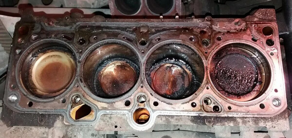 Перегрел двигатель. Перегретый блок цилиндров. Двигатель после перегрева. Перегрев двигателя ваз 2110 8 клапанов последствия. Как понять что перегрел двигатель.