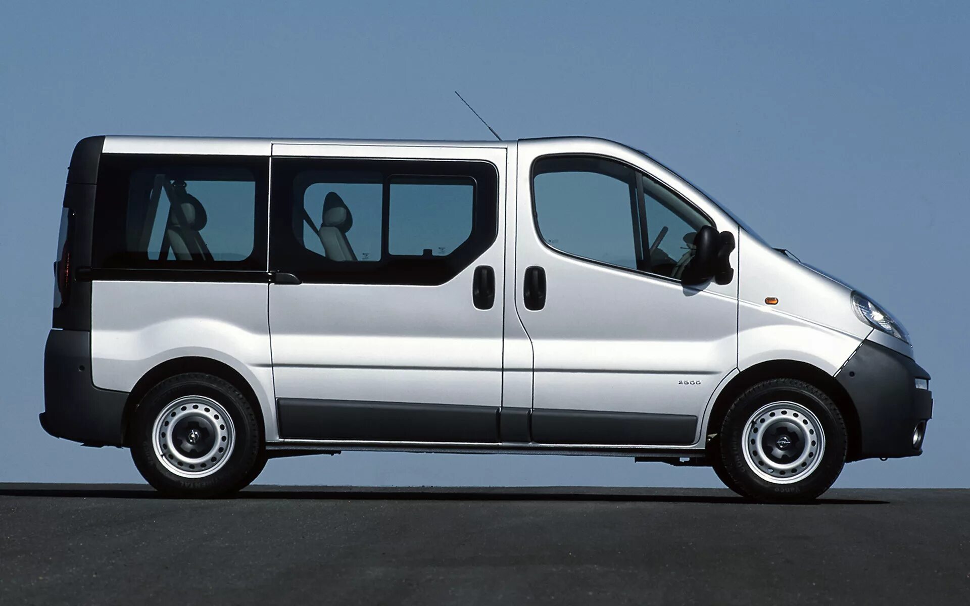 Опель трафик. Opel Vivaro. Опель Виваро пассажирский. Opel Vivaro 2001. Опель Виваро 1.9.