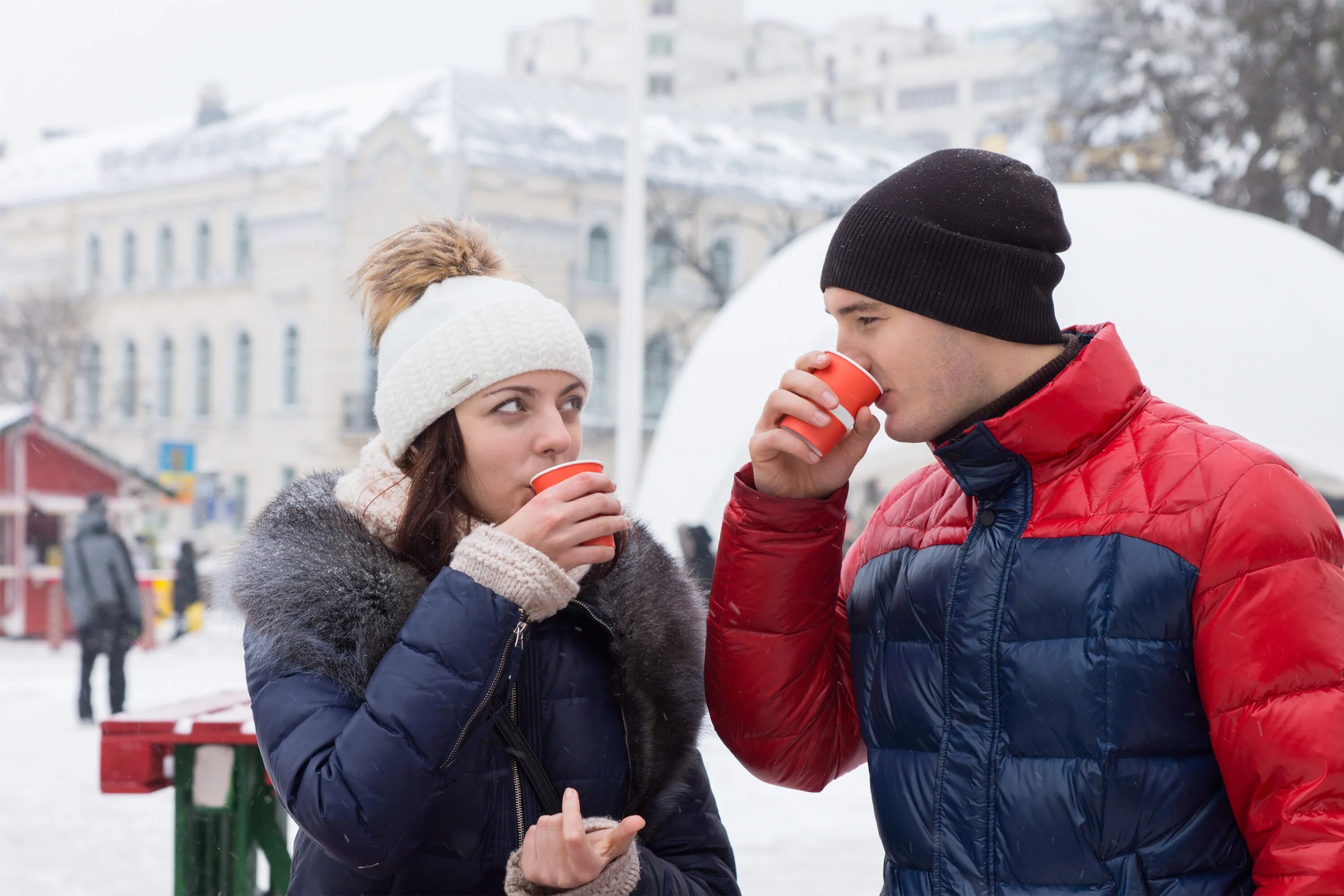 Некоторые любят пить зимой. Пара кофе в зиму на улице. пара пьет кофе на улице зимой. люди пьют кофе на улице зимой. пара с кофе на улице зима фотосессия.