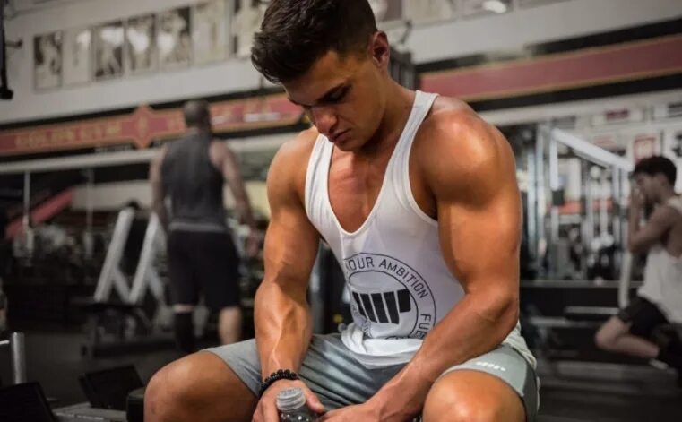 Тренировка с утра на голодный желудок. Мужчина на тренажере. Можно ли тренироваться голодным. Можно ли тренироваться голодным. Можно ли тренироваться голодным.