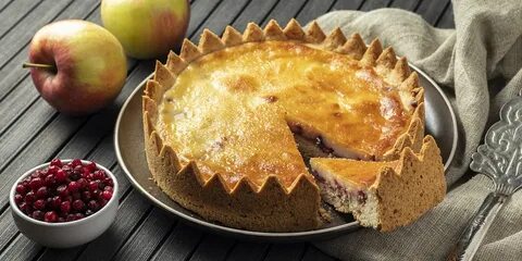 Открытый яблочный пирог из песочного теста