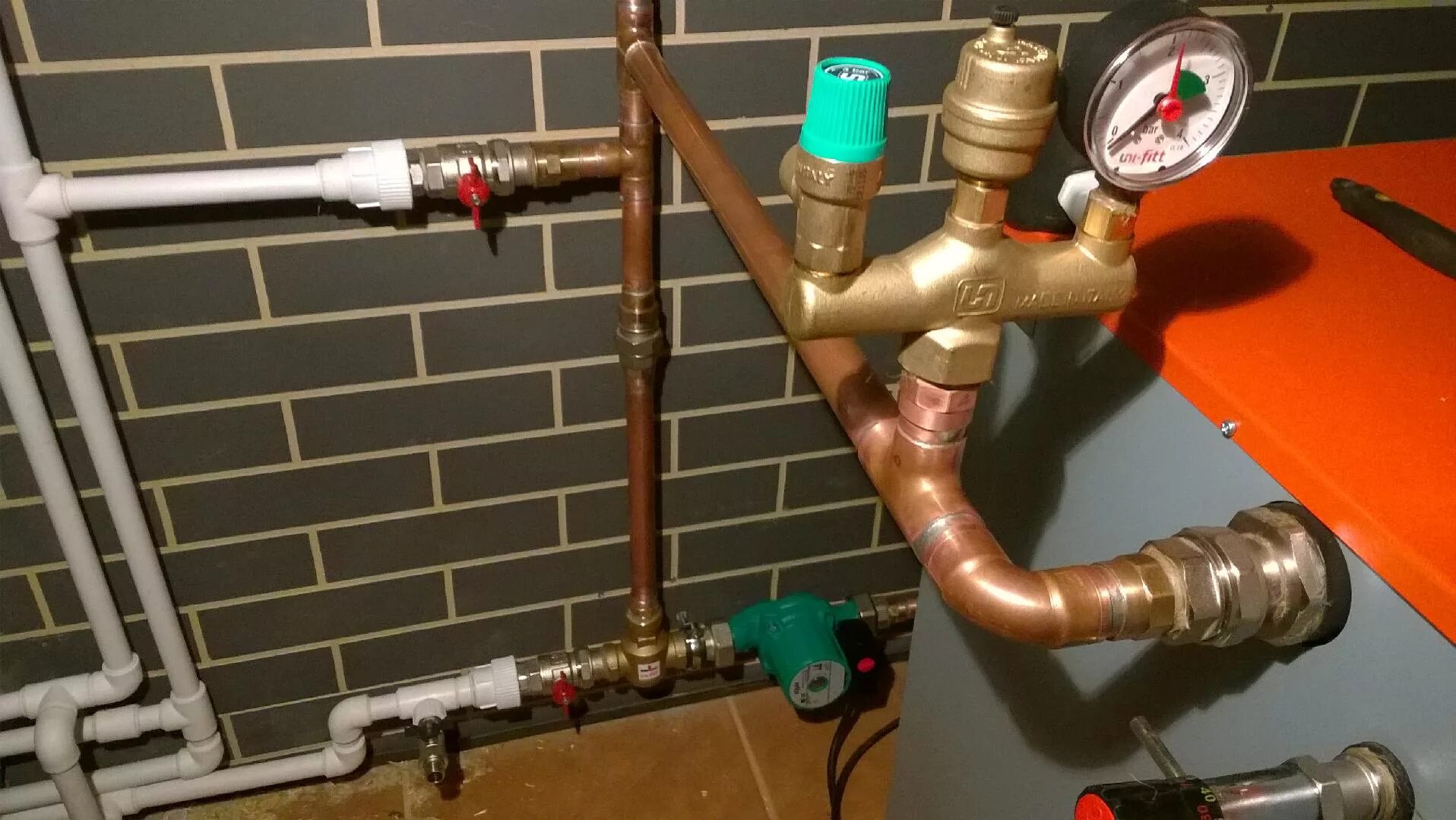 Котел из ппр труб. Обвязка газового котла для отопления частного дома. Обвязка котла из полипропилена. Тэновый котел из полипропилена. Котлы труба полипропилен.