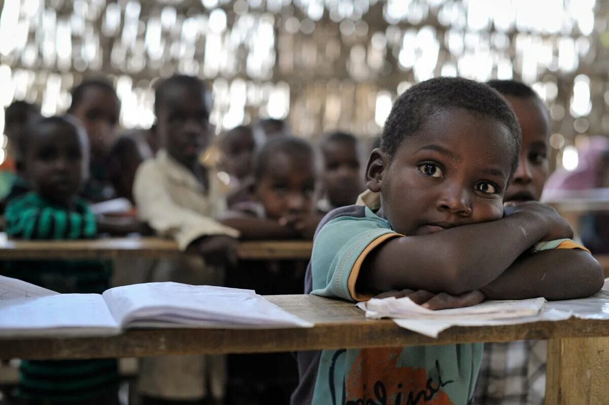 Школа в Африке. Африканские дети в школе. Бедная школа. Бедные школы в Африке. Страны 3 го