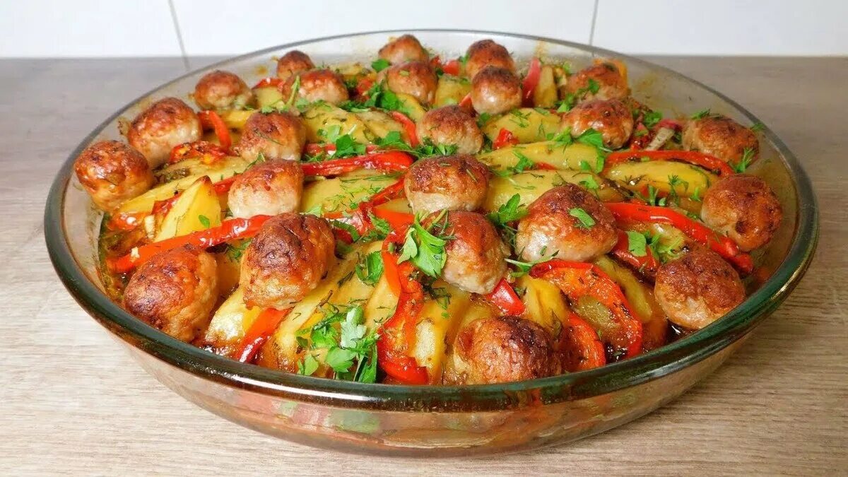 Молодая картошка с мясом. Картошка с мясом в духовке. картошка с мясом и овощами в духовке. картошка запеченная с овощами. картофель с овощами в духовке.