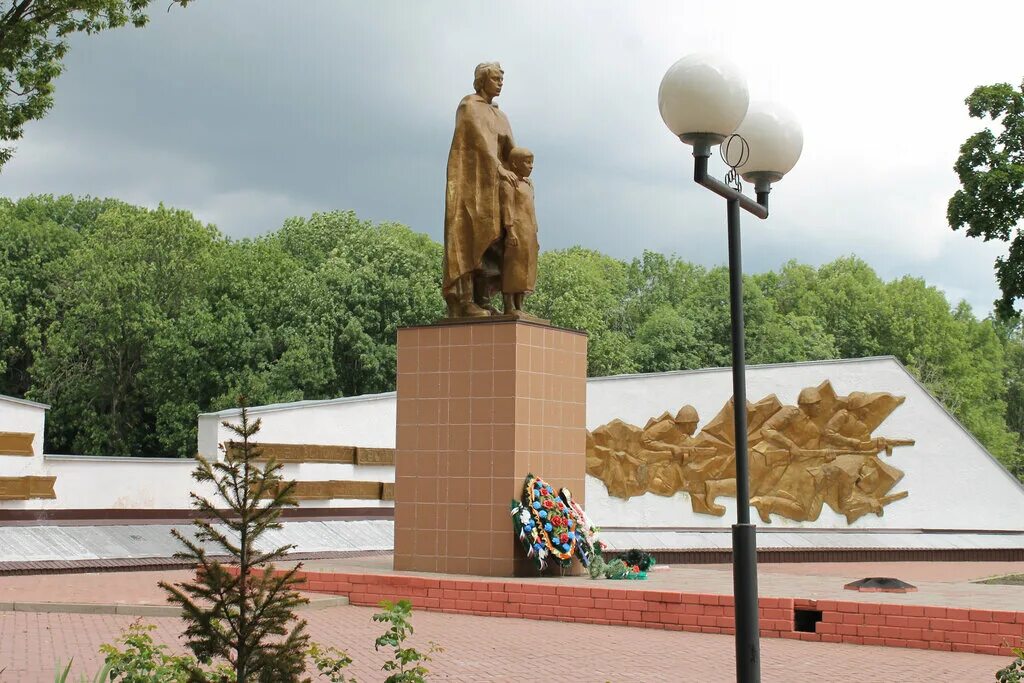Село ерик белгородская область. Братская могила белгородская область. Братская могила советских воинов 1943 году белгород. Милотичи братская могила. Братская могила белгородская область.