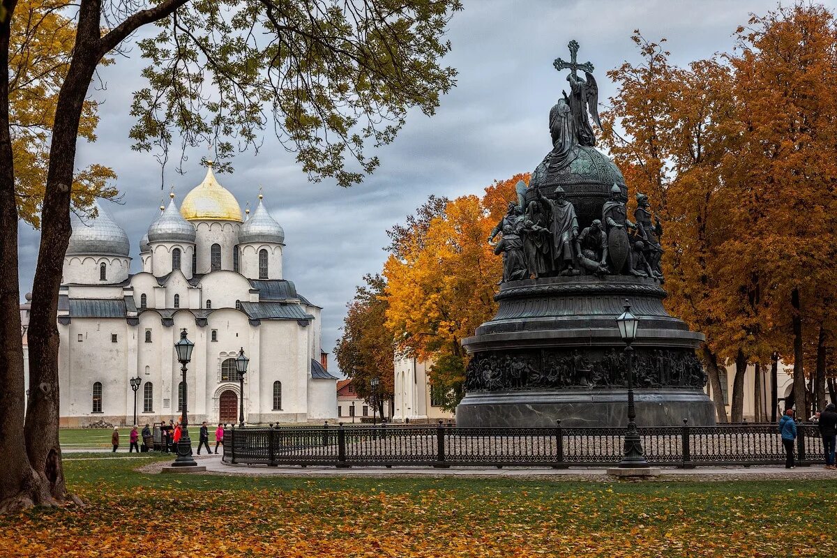 Осенний Великий Новгород. Великий Новгород Кремль осень. Новгородский Кремль Великий Новгород осенью. Великий Новгород Кремль осенний. Осень сайт великого новгорода