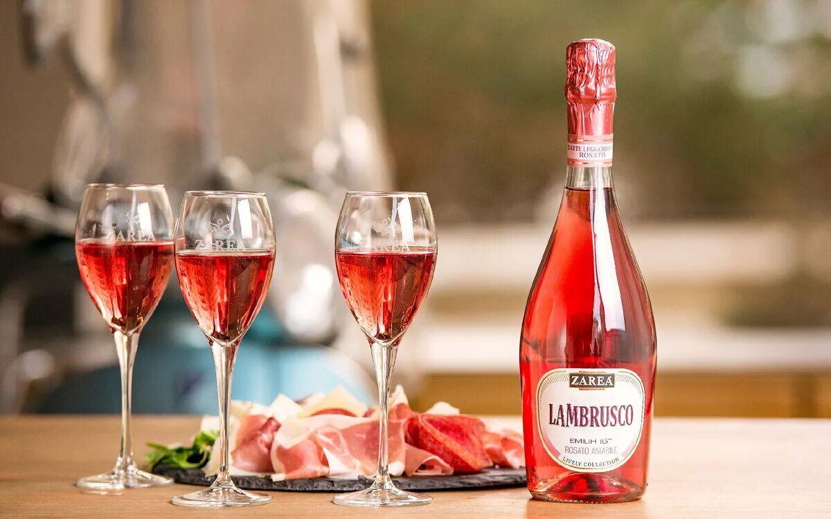 Розовый виноград вино. Ламбруско вино. Lambrusco красное. Lambrusco красное вино.