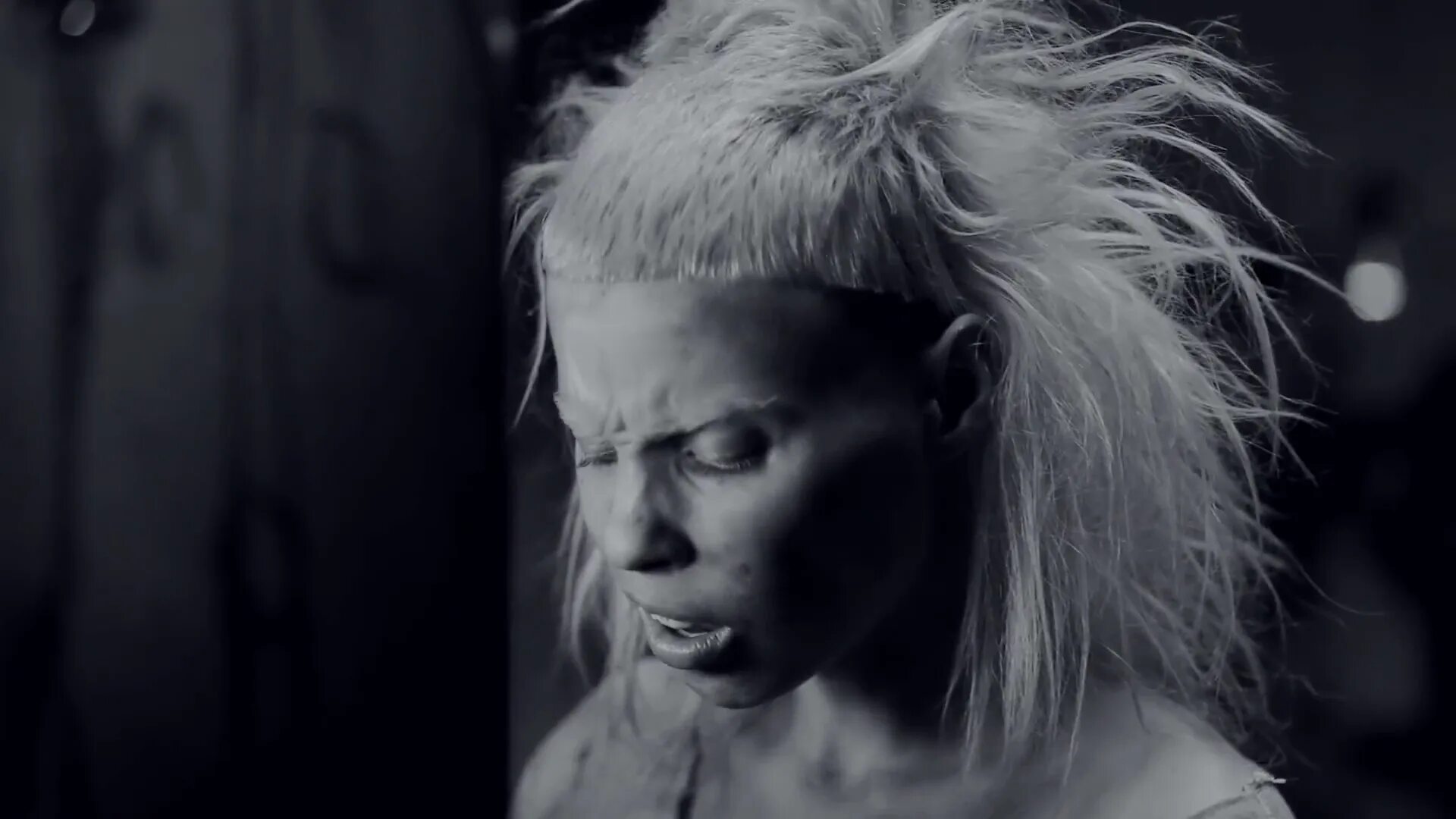 Йоланди фиссер 2022. Die antwoord йоланди фиссер. Die antwoord солист. Die antwoord i freaky. Йоланди и ниндзя.