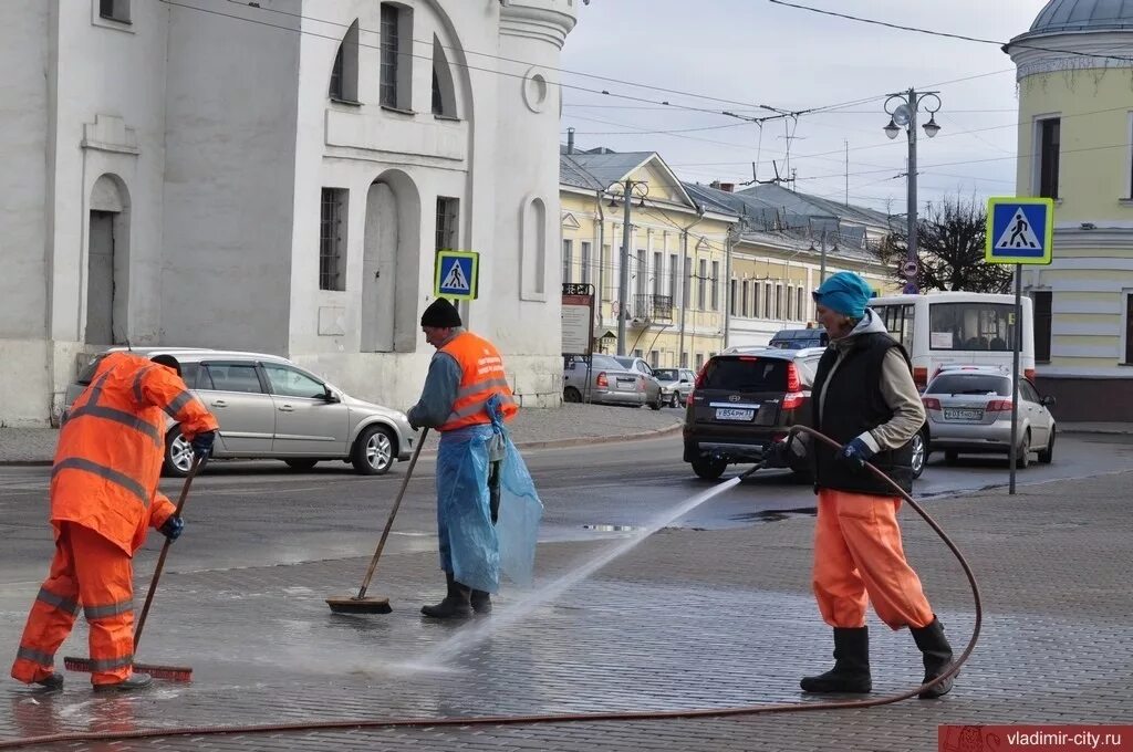 Санитарная очистка города. Дорожный рабочий. Дорожные рабочие зимой. Чистка улиц. Пылесос для уборки дорог и тротуаров.