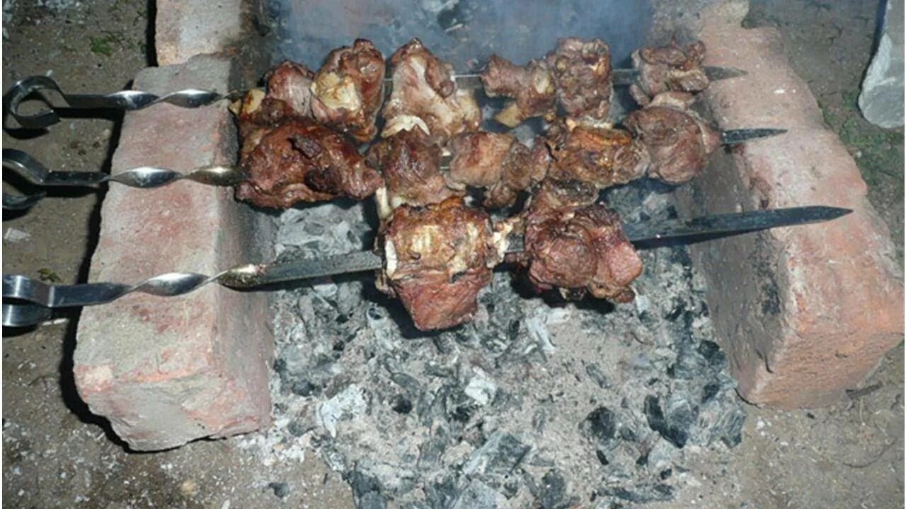 Сколько жарить шашлык. Шашлык на кирпичах. шашлык без мангала на кирпичах. шашлык на природе на кирпичах. шашлык на земле.